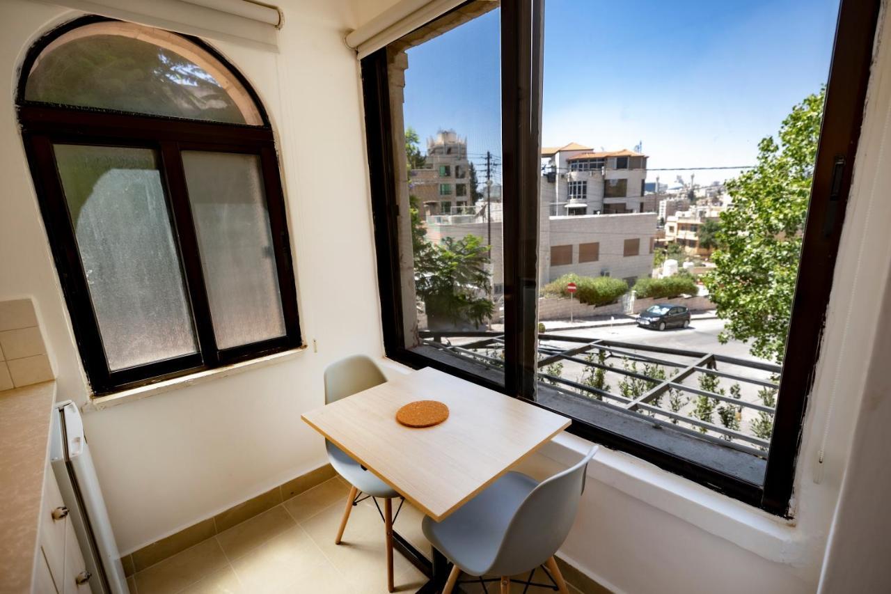 Julia'S Hotel Suites Амман Экстерьер фото